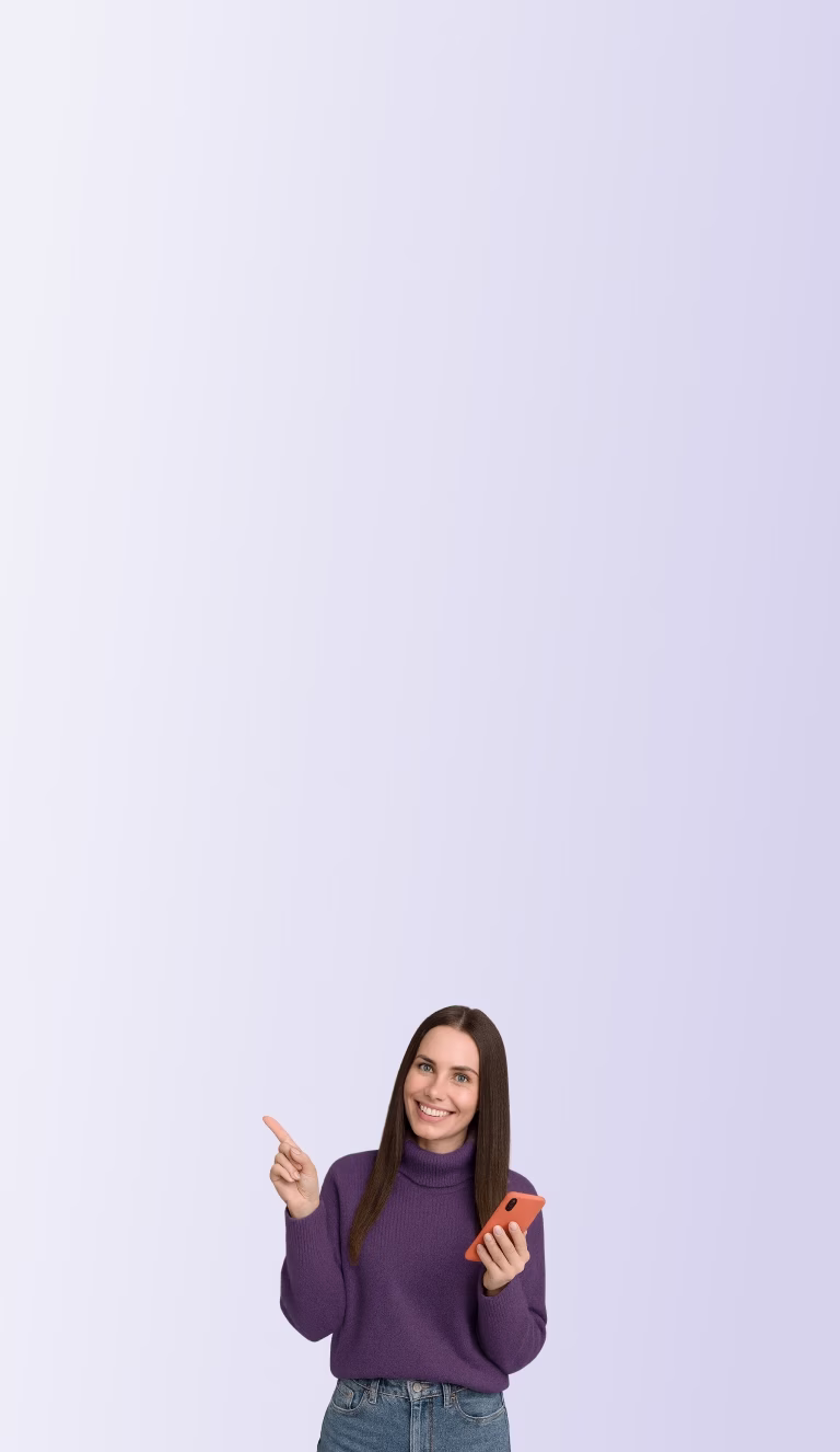 Женщина с телефоном показывает на брокера – быстрая онлайн-заявка на кредит.